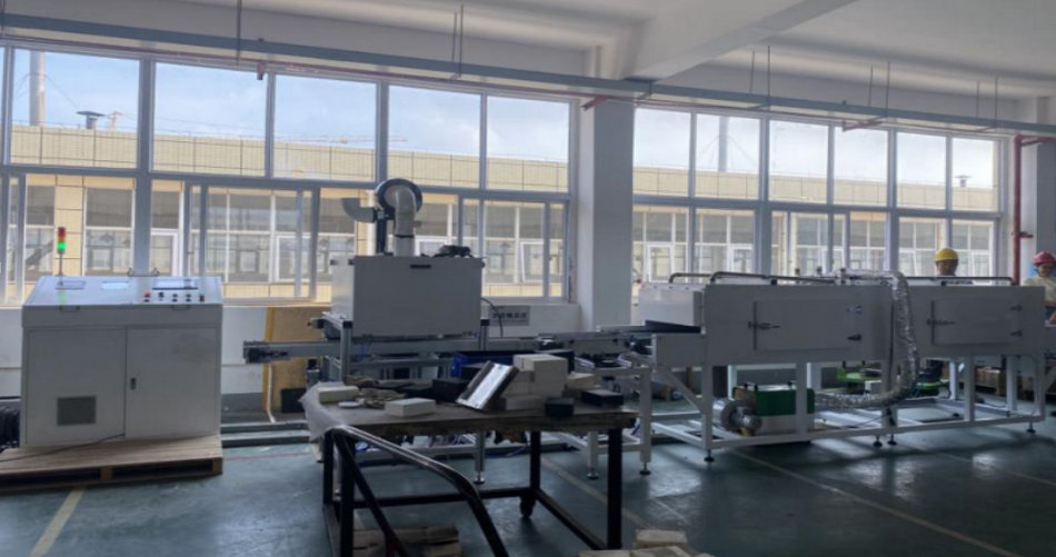 精城特瓷陶瓷橡膠復(fù)合襯板硫化噴膠線(xiàn)